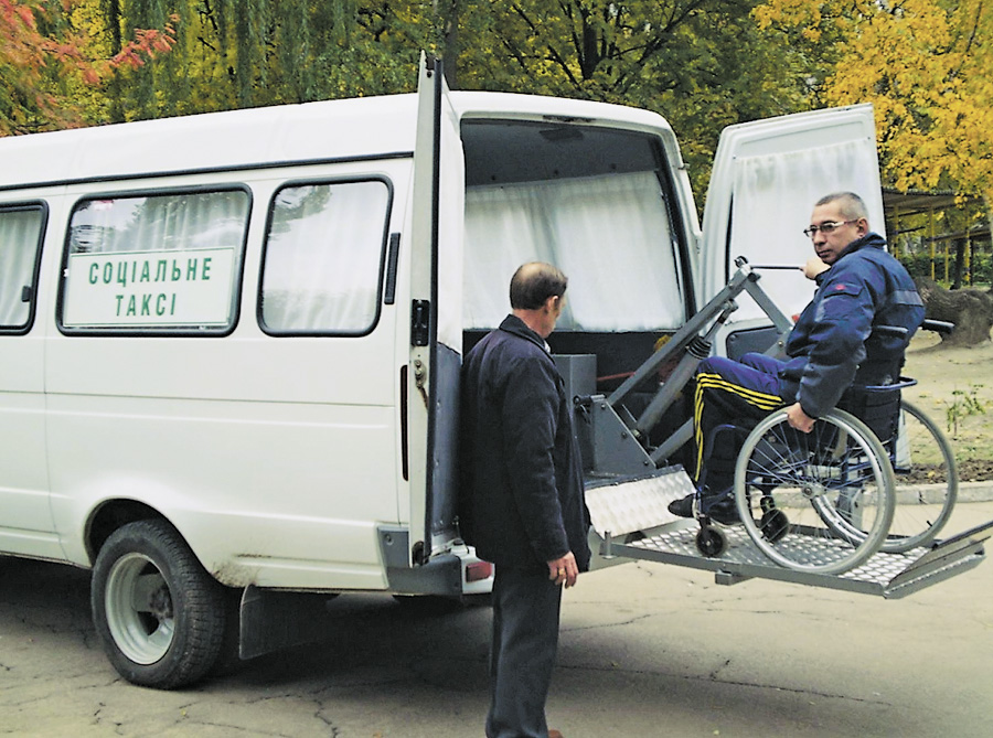 Соціальне таксі з підйомником